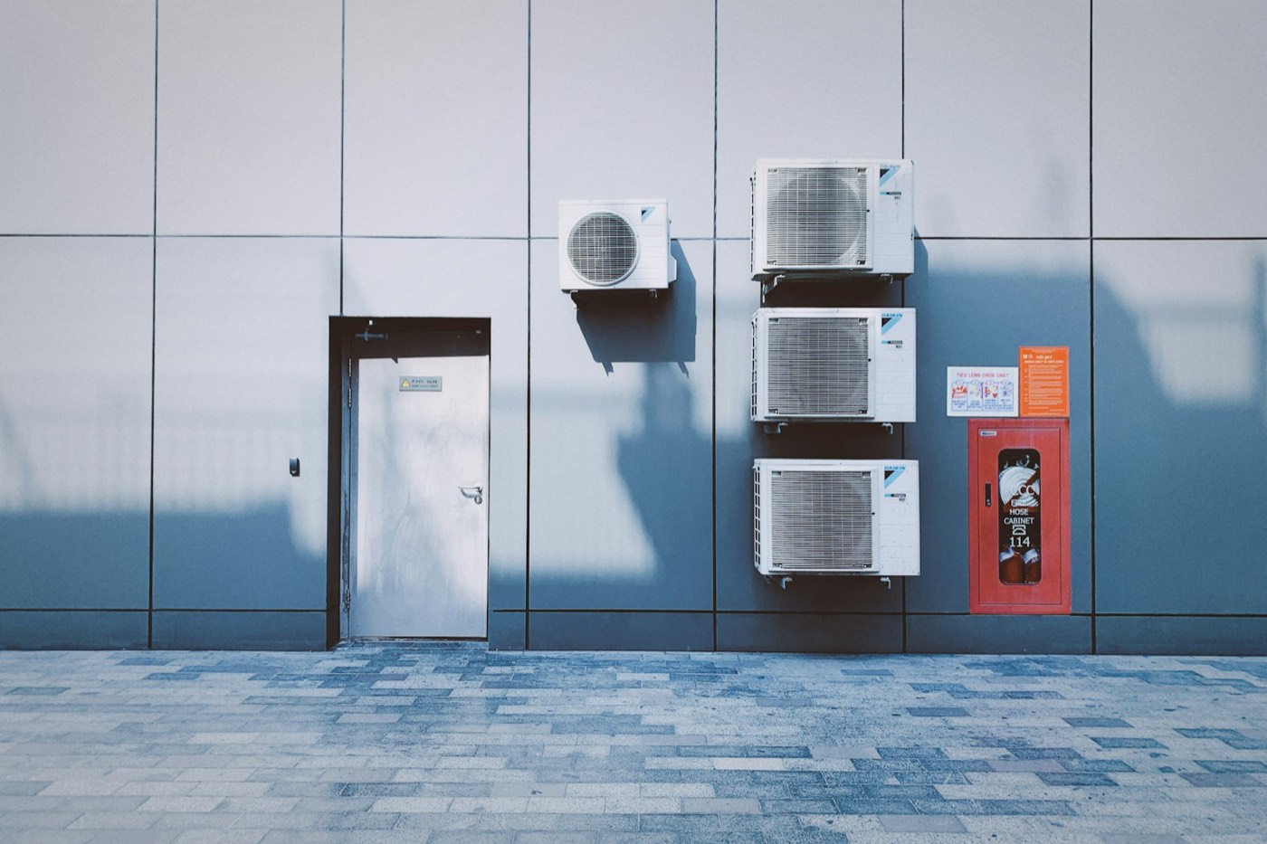 Unités de climatisation sur la façade d'un bâtiment